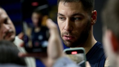KAKAV HIT! Stefan Jović na patikama napisao čuvene reči Svetislava Pešića (FOTO) KAKAV HIT! Stefan Jović na patikama napisao čuvene reči Svetislava Pešića (FOTO)