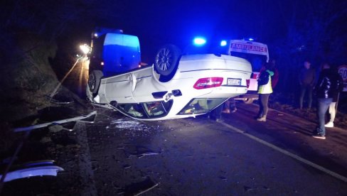 „MERCEDES“ SE PREVRNUO I ZAVRŠIO NA KROVU: Saobraćajna nesreća na Ibarskoj magistrali (FOTO)