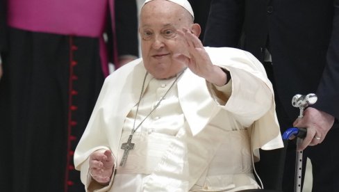PAPA FRANJA SVE IZNENADIO: Prvi put posle izlaska iz bolnice pojavio se na trgu Svetog Petra u povodu Jubuleja bolesnih PAPA FRANJA SVE IZNENADIO: Prvi put posle izlaska iz bolnice pojavio se na trgu Svetog Petra u povodu Jubuleja bolesnih