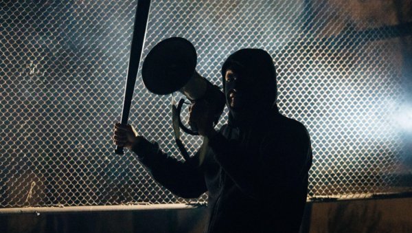 СКАНДАЛ! Навијачи чувеног клуба упали на тренинг, претукли играче, шамарали спортског директора!