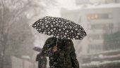 SNEG PONOVO VEJE KAO USRED ZIME: Mećava ne prestaje od jutros - nevreme već večeras stiže i nadomak Srbije