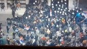 NEVIĐENO DIVLJANJE DEMONSTRANATA U NOVOM SADU: Nose noževe - Jajima gađaju policiju i Skupštinu (FOTO/VIDEO)