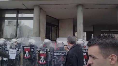 ЛИНЧОВАЛИ ДЕКАНА, ЗАПАЛИЛИ ГРАДСКУ КУЋУ, НАПАЛИ ПОЛИЦИЈУ: Блокадери фотељаши месецима спроводе језиво насиље у Новом Саду (ВИДЕО)