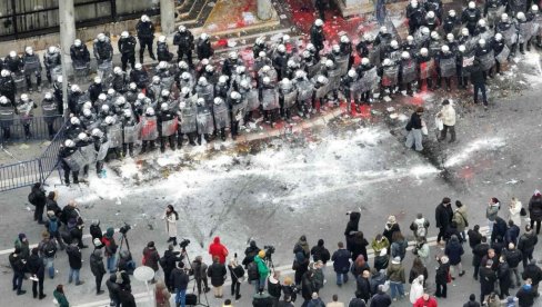 NEVIĐENO DIVLJANJE DEMONSTRANATA U NOVOM SADU: Izabran gradonačelnik - Pogačar predvodio haos pred Skupštinom (FOTO/VIDEO)