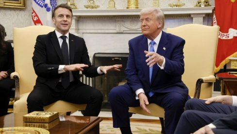 МАКРОНА ЗАУСТАВИЛИ ЊУЈОРШКИ ПОЛИЦАЈЦИ: Извините мсје, Трамп има предност (ВИДЕО)