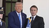 ДОНАЛДЕ, ПРЕКЛИЊЕМ ТЕ Трамп имитирао Макрона, открио шокантне детаље из приватног разговора (ВИДЕО)