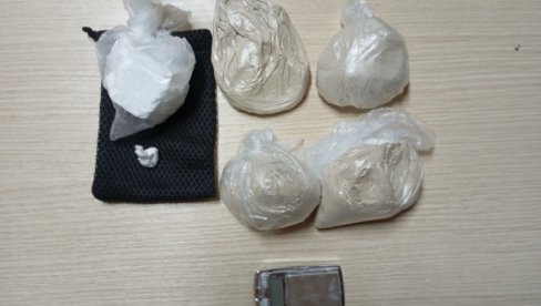 U KUĆI IMAO HEROIN I KOKAIN? Policija u okolini Rume uhapsila osumnjičenog za trgovinu drogom