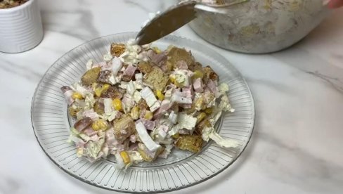 САЛАТА СА ХРСКАВИМ ХЛЕБОМ, ШУНКОМ И КУПУСОМ: Oдлична као предјело, прилог уз главно јело или чак лагана вечера (ВИДЕО)