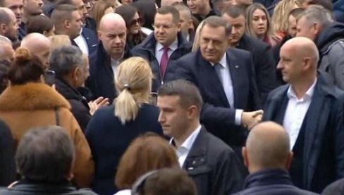 IZRICANJE PRESUDE DODIKU Predsednik Republike Srpske stigao na miting ispred Narodne skupštine