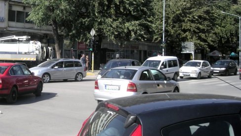 ИДЕНТИФИКОВАН БАХАТИ ВОЗАЧ (76) : Пежоом на грађане
