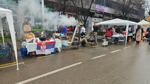 КО СВЕ ОВО ПЛАЋА? Читава гозба на протесту на нишким улицама - од прасетине до торти (ВИДЕО)