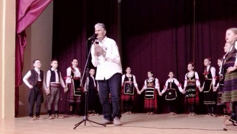 PESNICI I FOLKLORAŠI U TREŠNJEVICI: Kulturnim programom počeli „Dani vina“ (FOTO)