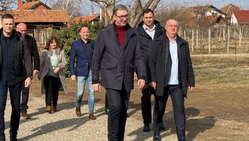 VUČIĆ OBIŠAO VINARIJU GAMANOVIĆ: Probao sam odličan grašac, naše vino koje nam donosi prednost u regionu (FOTO)