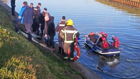 СПАШЕНО ЛИЦЕ У ЗРЕЊАНИНУ: У последњем моменту га извукли из воде (ФОТО)