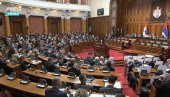 OPOZICIJA PRAVI HAOS U SKUPŠTINI: Parlament se ne vidi od dima  (VIDEO)