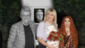 ЧИТУЉА ЗА ТАТУ И МУЖА: Сузана и деца се у Новостима опростили од Саше Поповића (ФОТО) ЧИТУЉА ЗА ТАТУ И МУЖА: Сузана и деца се у Новостима опростили од Саше Поповића (ФОТО)