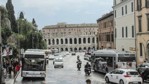 TURISTI-VANDALI VRŠLJAJU PO VEČNOM GRADU: Spomenici i fontane u prestonici Italije sve češće na meti neodgovornih i rušilčki nastrojenih pos