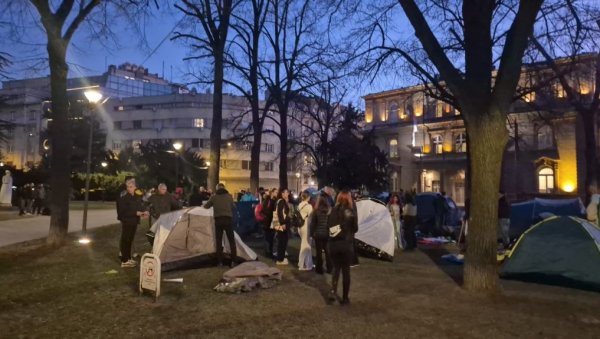 СВЕ ВИШЕ ШАТОРА ИСПРЕД ПРЕДСЕДНИШТВА: Студенти ће целу ноћ провести у Пионирском парку (ВИДЕО)