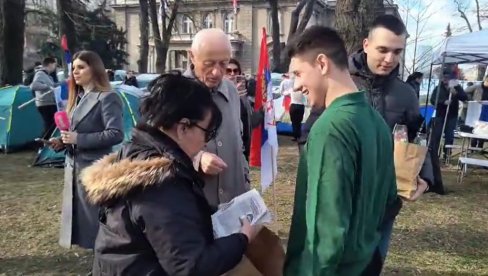 Penzioneri dolaze da podrže studente koji žele da uče (VIDEO)