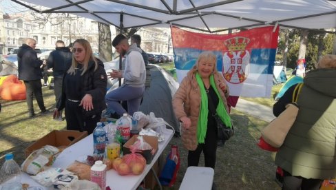 DOMAĆE KIFLICE I MANDARINE: Građani za studente donose hranu u Pionirski park (VIDEO)