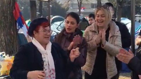 DIRLJIVE SCENE ISPRED PREDSEDNIŠTVA: Studenti baki koja ih je obišla pevaju rođendansku pesmu (VIDEO)