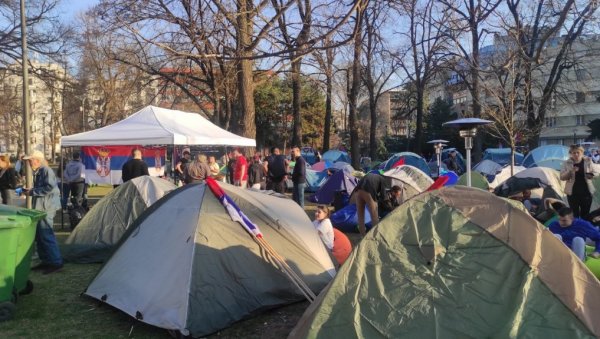 МЛАДИ НА УДАРУ: Блокадери, Шаровић и читава машинерија свакодневно нападају студенте који желе да уче