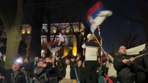 RAZVILI ZASTAVE I JASNO PORUČUJU DA HOĆE DA UČE: Studenti odgovaraju bandi blokadera i neradnika (VIDEO)