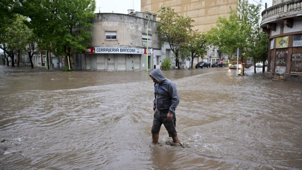 ХИТНА ЕВАКУАЦИЈА: Обилна киша погодила аргентински град Баија Бланку, настрадало шест особа