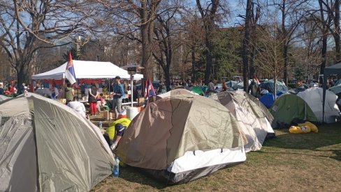 STUDENTI KOJI ŽELE DA UČE U PIONIRSKOM PARKU: Sinoć su hteli fizički da nas ugroze, a danas da nas isprovociraju (FOTO/VIDEO)