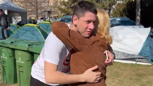 ALAL VERA, SVAKA VAM ČAST: Profesorka Vujović sa studentom Milošem (VIDEO)