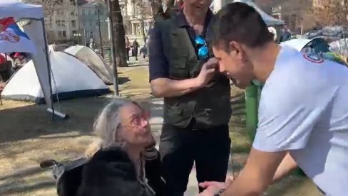 BAKA U KOLICIMA DOŠLA DA PODRŽI STUDENTE KOJI HOĆE DA STUDIRAJU: Želim da što pre završite fakultete (VIDEO)