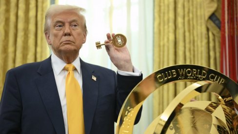 АМЕРИ СЕ КРСТЕ И ЛЕВОМ И ДЕСНОМ РУКОМ! Доналд Трамп организује спортско такмичење у Белој кући