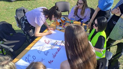 STUDENTI KOJI HOĆE DA STUDIRAJU U PIONIRSKOM PARKU: Baka u kolicima došla da ih podrži, stigli i studenti iz Novog Sada