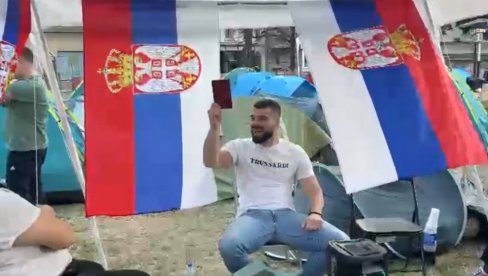 KO DA MI OTME IZ MOJE DUŠE KOSOVO Student se veseli uz pesmu - pogledajte atmosferu u Pionirskom parku (VIDEO)