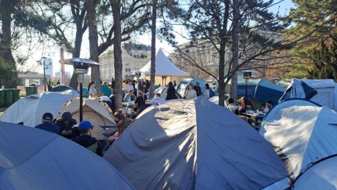 SVE VEĆI BROJ STUDENATA KOJI ŽELE DA UČE DOLAZI U PIONIRSKI PARK: Obilaze ih profesori, građani im donose pomoć i podržavaju ih