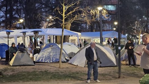 СРБИЈА ОДРЖАЛА ЧАС ДЕМОКРАТИЈЕ 4 МЕСЕЦА Вучић: Сваке вечери се скупи њих 200 до 400 и прете студентима у Пионирском парку