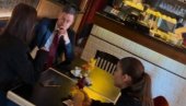 АЛЕКСИЋ СА СТУДЕНТИМА БЛОКАДЕРИМА: У кафићу им даје инструкције (ФОТО) АЛЕКСИЋ СА СТУДЕНТИМА БЛОКАДЕРИМА: У кафићу им даје инструкције (ФОТО)