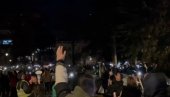 SVE VEĆI BROJ STUDENATA KOJI ŽELE DA UČE PRISTIŽE I DOLAZI U PIONIRSKI PARK: Napad na studente; Spektakl uz skandiranje KiM (FOTO/VIDEO)