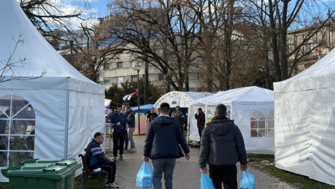 СВЕ ВЕЋИ БРОЈ СТУДЕНАТА КОЈИ ЖЕЛЕ ДА УЧЕ У ПИОНИРСКОМ ПАРКУ: Студенти се обратили (ФОТО/ВИДЕО)