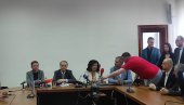 SKANDAL: Rektor se zaključao nakon konferencije - Neće da odgovara na pitanja novinara (VIDEO)