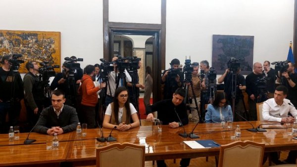 ПОСТАЈЕМО СВЕ ГЛАСНИЈИ ЈЕР СМО НЕЗАДОВОЉНИ Студент Павловић: Желимо одговорне кривце који су нам угрозили академску годину ПОСТАЈЕМО СВЕ ГЛАСНИЈИ ЈЕР СМО НЕЗАДОВОЉНИ Студент Павловић: Желимо одговорне кривце који су нам угрозили академску годину