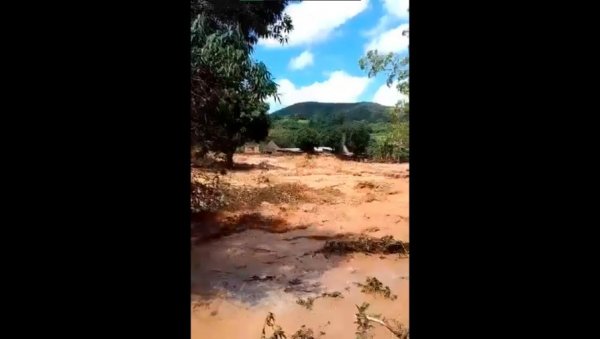 ПЕТОРО ДЕЦЕ ПОГИНУЛО, ДВОЈЕ НЕСТАЛО: Трагедија у Зимбабвеу (ВИДЕО) ПЕТОРО ДЕЦЕ ПОГИНУЛО, ДВОЈЕ НЕСТАЛО: Трагедија у Зимбабвеу (ВИДЕО)