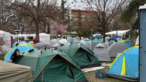 СВЕ ВЕЋИ БРОЈ СТУДЕНАТА КОЈИ ЖЕЛЕ ДА УЧЕ У ПИОНИРСКОМ ПАРКУ: Нису одустали ни после осме ноћи (ФОТО/ВИДЕО)