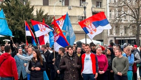 SVE VEĆI BROJ STUDENATA KOJI ŽELE DA UČE U PIONIRSKOM PARKU: Nisu odustali ni posle osme noći - I jutros himna Srbije (FOTO/VIDEO)