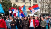 SVE VEĆI BROJ STUDENATA KOJI ŽELE DA UČE U PIONIRSKOM PARKU: Nisu odustali ni posle osme noći - I jutros himna Srbije (FOTO/VIDEO)