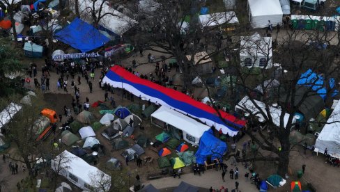 NE ODUSTAJU OD NAMERE DA NASTAVE DA UČE: Studenti razvili veliku trobojku u Pionirskom parku (FOTO/VIDEO)