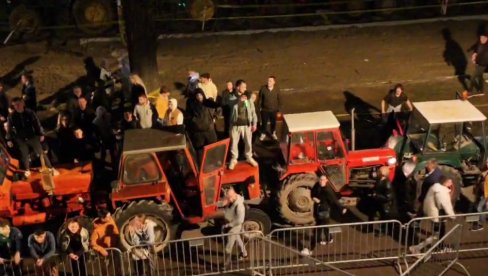 OGAVNE SCENE ISPRED PIONIRSKOG PARKA: Došli da maltretiraju studente koji žele da uče (VIDEO)