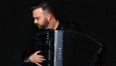 БИЛО ЈЕ СРАМОТА СВИРАТИ ХАРМОНИКУ: Борко Радивојевић открио како се изборио са предрасудама (ФОТО)