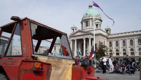 NASILNICI BLOKADERI I PLENUMAŠI HOĆE DA PREUZMU DRŽAVU: Blokirali centar gradal, tokom  noći pravili haos po gradu (FOTO/VIDEO)