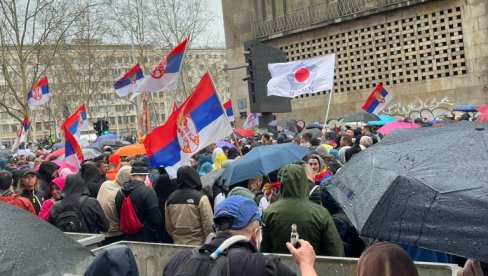 BLOKADER POVRAĆA U KONTEJNER: Sa sve čokančetom u ruci - užasna scena (FOTO)